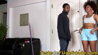 Mae'r pennaeth mwyaf cyffrous beauties wrth eu bodd yn edrych yn eich forwyn sexy Giovanna Bombom gan malu yn eich cartref, gan ddefnyddio dim ond dillad isaf coch olygfa llawn yn y Safle Prawf de Fudelidade