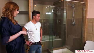 Busty kone cuckolds mann ved å suge og knulle en rørlegger