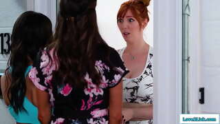 Stepmom ir įdukros eiti pasipriešinti suteneris ir busty redhead prašo atleidimo, siūlanti em a 3some.Ji facesits, kad brunetė, nes ji palaižė