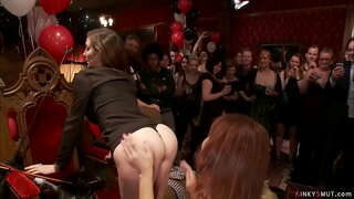 Duo magna libris MILF servi Simone Sonay et Syren de Mer ad publicum Bday party de domina Principem Donna Dolore ut iugula banged