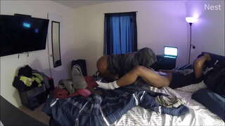 ���ಿಕ್ sneaks ಆಫ್ ಮೇಲೆ ತನ್ನ ಗೆಳೆಯ ಬರಲು ಫಕ್