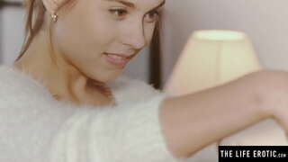 Bellus brunette vigilias se in speculo, dum masturbari