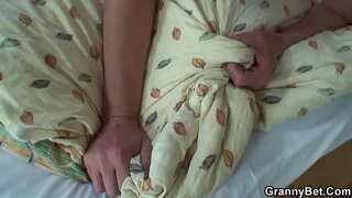 Fin vye granmoun fanm sedwi nèg jenn