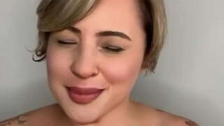 Sedi v naročje moža