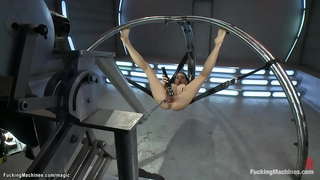 Pigtailed solo brunette Latina babeh Sara Luvv strips lingerie ka kaos kaki jeung mangka fucks mesin jeung meunang sengit orgasms di sagala rupa posisi