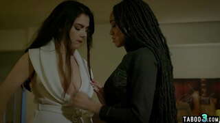 Big boobed leabhar na bàrdachd os ceann riaraichte le i black luchd-obrach