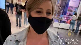 ���อกไปกับเพื่อนร่วมงานของสามีของเธอ