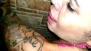 Sprcha behind-the-scenes s hot blond