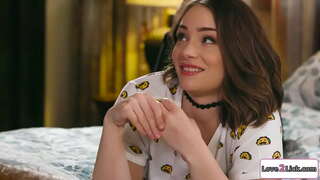 Brunette facit magia dolum in stepbrothers gf et seducit eius.Et osculum et busty rufus licks eius cunnus.Tunc illa digiti eius et nugas eius pussy