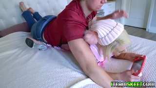 Sexy gamer babe Ava Sinclaire deixa seu jogo e começa a foder seus namorados pau e faz ele gozar na sua buceta