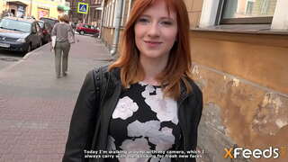 Skønhed giver ham et blowjob, og de har sex på sofaen i doggystyle og andre rejser, der gør kønne pige klynk