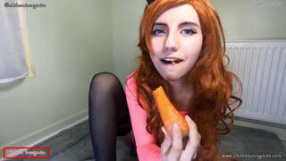 Кролик трахает морковку, ә аннары ашый аны