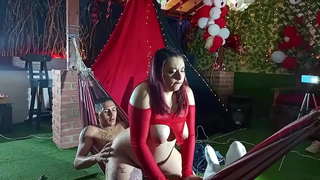 миний хамгийн сайн найз тэр буудалд зөндөө намайг санал болгож, надад гар утас өгсөн нь маш халуун ээж байна