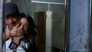 Агент ФЕД са огромним сисама бринета Криси Лин нападнута од стране учиниоца Ксандером Корвусом и у веревочном бондаже добија пичке и дупе од великог члана