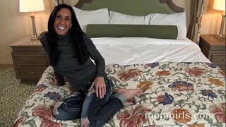 Sunbruna sexy milf sucking cock kaj prenante ĝin de malantaŭ