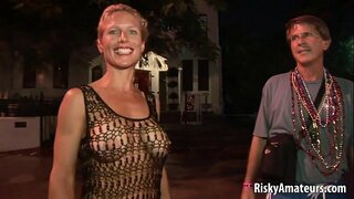 Голые бирүен үтенә һәм җенси яратучылар развлекаются урамда