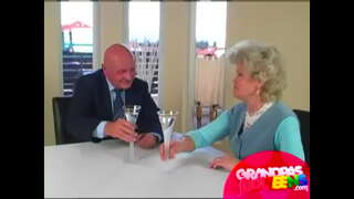 Vovo comendo šiek tiek priešais jo žmona