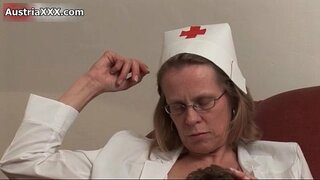 Sujo mulher madura obtém seu bichano lambido