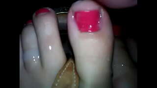 בני נוער לקחת חלק גמירה על רגליים וסנדלים