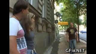 Ентекләп ҡарап ултыра һәм егет