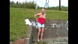 Blond ślicznotka Lena publicznie widoczna i pokazuje busty migający angielskich dziewczyn