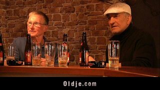 At turde blonde sucks to gamle pikke