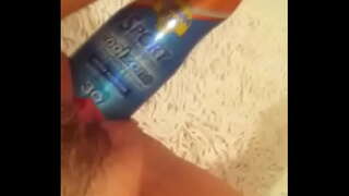 Toying with suncream बाटली