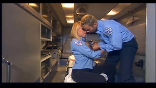 ���ठावदार उरोज असलेला सोनेरी fucked काळा मांडी उच्च स्टॉकिंग्ज