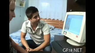 ���ಾಕಷ್ಟು ಕಾನೂನು ವಯಸ್ಸಿನ ಹದಿಹರೆಯದ ಹುಡುಗಿ ನಿಂತಿದೆ ನಾಯಿಗಳ ಫ್ಯಾಷನ್