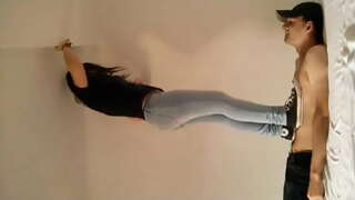 ���्रूर शिक्षिका होतेय तिला गुलाम