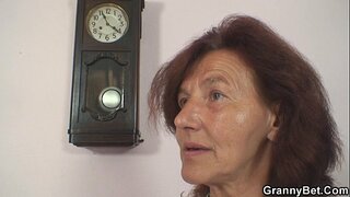 Kudri malnova granny kaj knabo