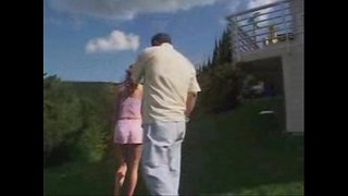 непослушна маленька брунетка