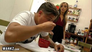 VANKZ-yigit o&#039;zining juda issiq qadam onasini sikadi!