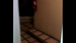 Uxor Cojiendo in deversorium cum ostium apertum dives gemit