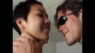 Хеле зебо аст Филиппинка, Подвергшаяся Муносибати муомила Аз Ҷониби як Бача-ТТ