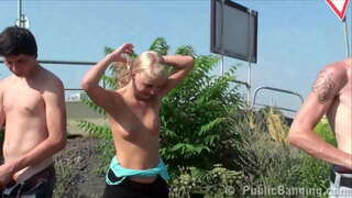 Y. flava puella PUBLICA sexus platea lata die