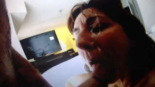 Cougar slut cymryd llwyth enfawr ar ei wyneb!