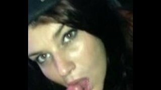 Mergaitė šalia durų suteikia oralinį seksą ir kregždės cum