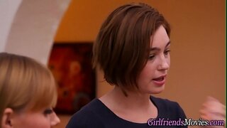 Прсата молоденькая лиже лесбиянку