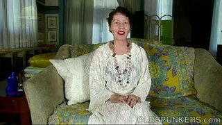 Lập dị già, mẹ cô, gái cho anh