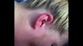 Blondýna cizinec nasává ptáka v autě