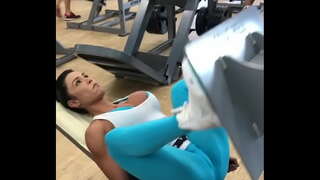 גראַסי ארבעטן אויס אין די ספּאָרטזאַל