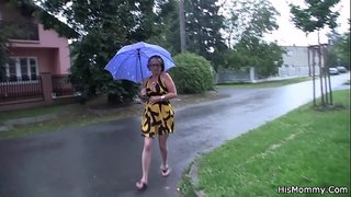 Зряла майка и млада лесбийка играят един с друг