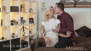 בלאָנדע אָפיס באַלעבאָס איז צופרידן זי טשיטאַד אויף מאַן מיט אָפיס דזש.