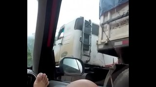 Na estrada mostrando grelao