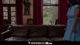 MİLF Üvey Anne Ve Küçük Üvey Kızı Orgazm Paylaşıyor