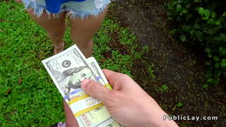 Plavuša s пузырчатым unatrag jebanje u garaži u javnosti