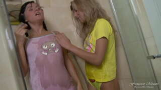 ���ोन समलिंगी संबंध ठेवणारी स्त्री युवकासाठी आहेत आणि एक वास्तविक भावनोत्कटता गुदद्वारासंबंधीचा dildo सह मध्ये वातानुकूलन शॉवर