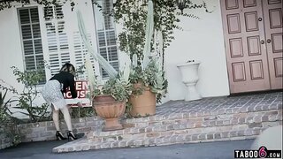 ���ड़े स्तन के साथ रियाल्टार के साथ टीन बनाता है यकीन है कि वह घर बेचता है