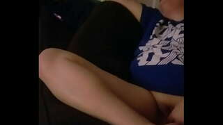 ���င်ပွန်းမှတ်တမ်းများဇကစားခြင်းနေစဉ်သူမဟာအခန်းထဲမှာ